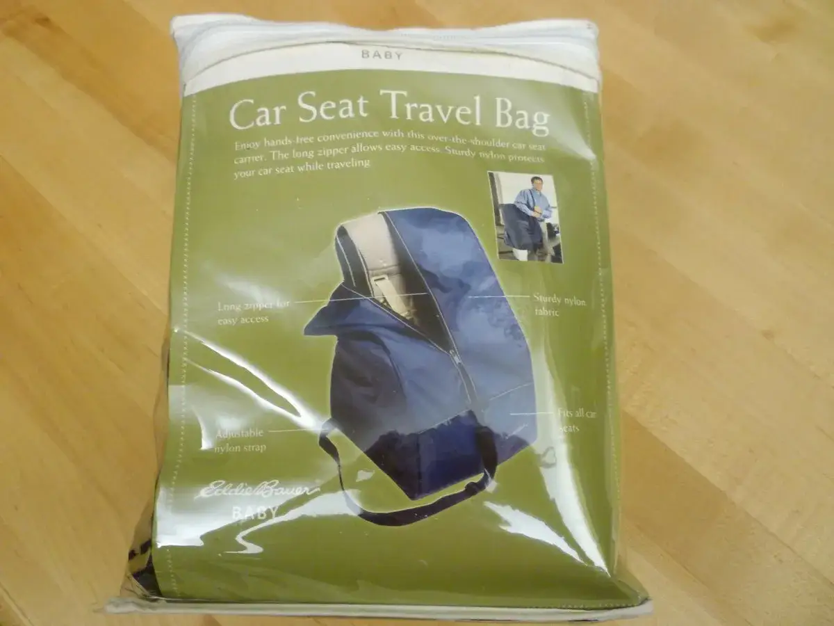 Torba podr&oacute;żna Eddie Bauer Baby ułatwia jak zapakować fotelik samochodowy do samolotu. Wytrzymały nylon chroni fotelik.