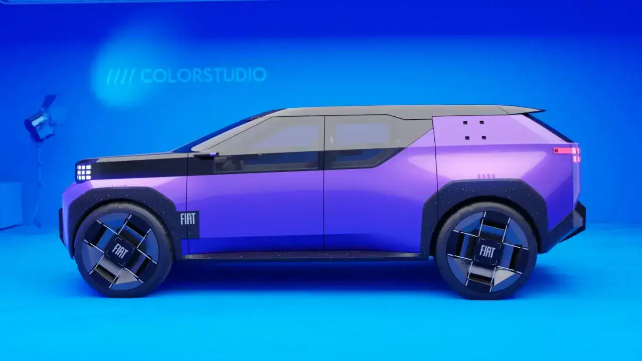 Nowy, fioletowy fiat elektryczny z czarnym dachem i futurystycznymi felgami, prezentowany w studiu.