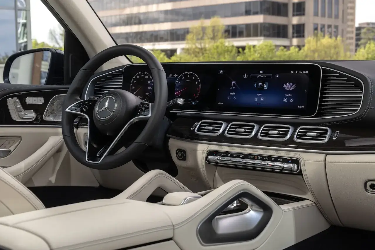Wnętrze luksusowego Mercedes GLE AMG z nowoczesnym ekranem multimedialnym i skórzaną tapicerką.
