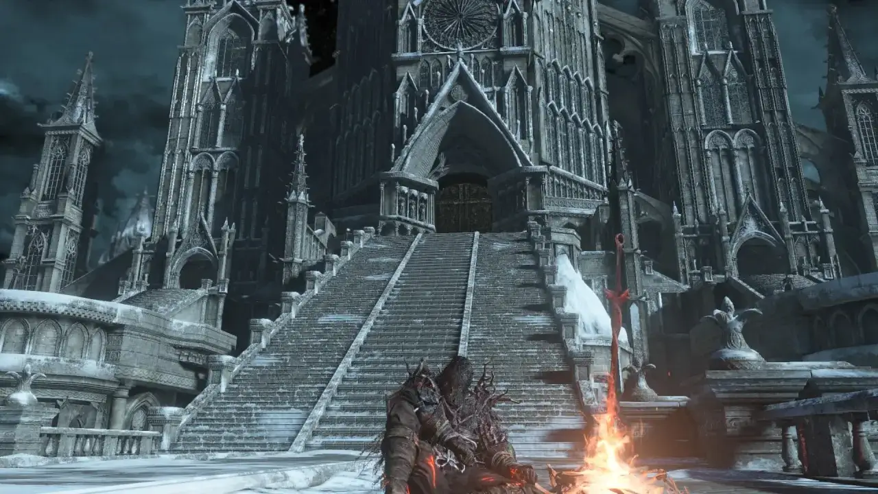Un guerrero sombrío, quizás Aldrich el devoradioses, descansa junto a una hoguera ante una imponente catedral gótica cubierta de nieve.