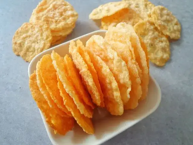 chipsy z parmezanu, sałatka z płatkami parmezanu