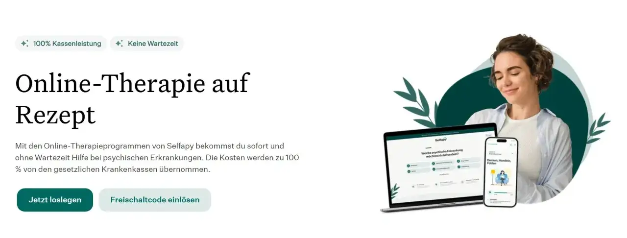 Eine Frau l&auml;chelt, w&auml;hrend sie auf einem Laptop und Smartphone die deprexis app nutzt. Online-Therapie auf Rezept f&uuml;r psychische Gesundheit.