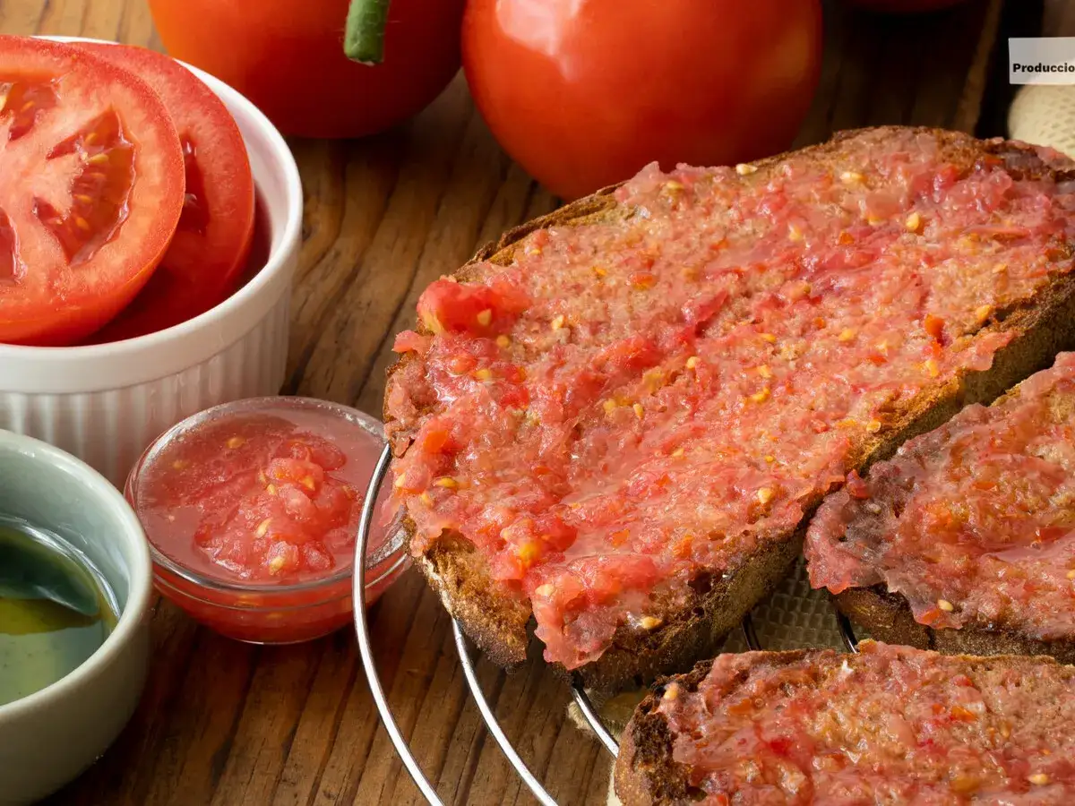 Tostadas con tomate rallado y aceite de oliva, ingredientes para un delicioso pan de tomate.