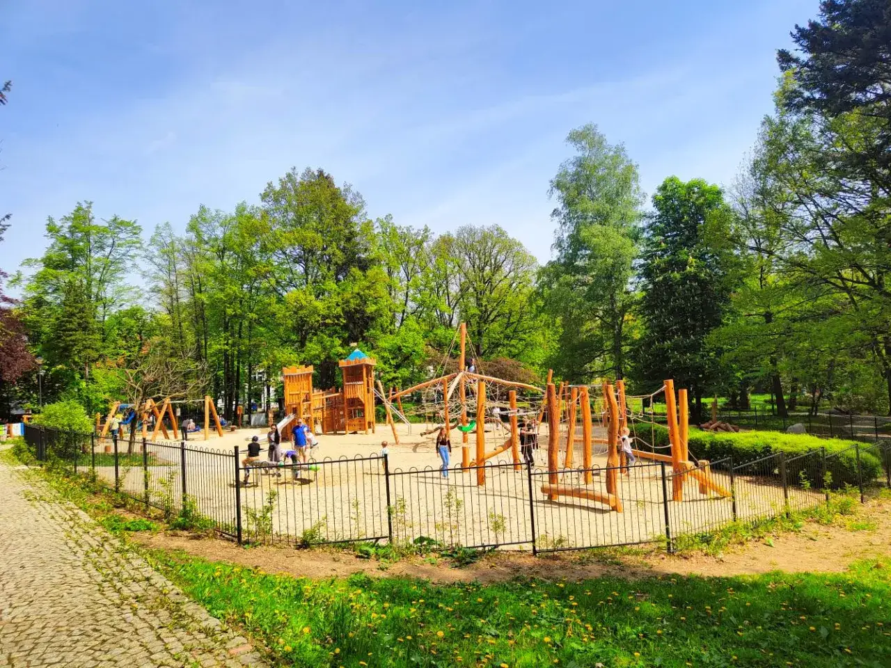 Plac zabaw w Szczawnie-Zdroju, pełen drewnianych konstrukcji i huśtawek, to wspaniałe atrakcje dla dzieci.