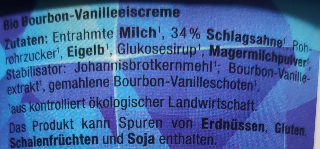 Bio Bourbon-Vanilleeiscreme Zutaten: Entrahmte Milch, Schlagsahne, Rohrohrzucker, Eigelb, Glukosesirup, Magermilchpulver, Johannisbrotkernmehl, Bourbon-Vanilleextrakt, gemahlene Bourbon-Vanilleschoten. Die eis grundmasse ist aus kontrolliert ökologisch...