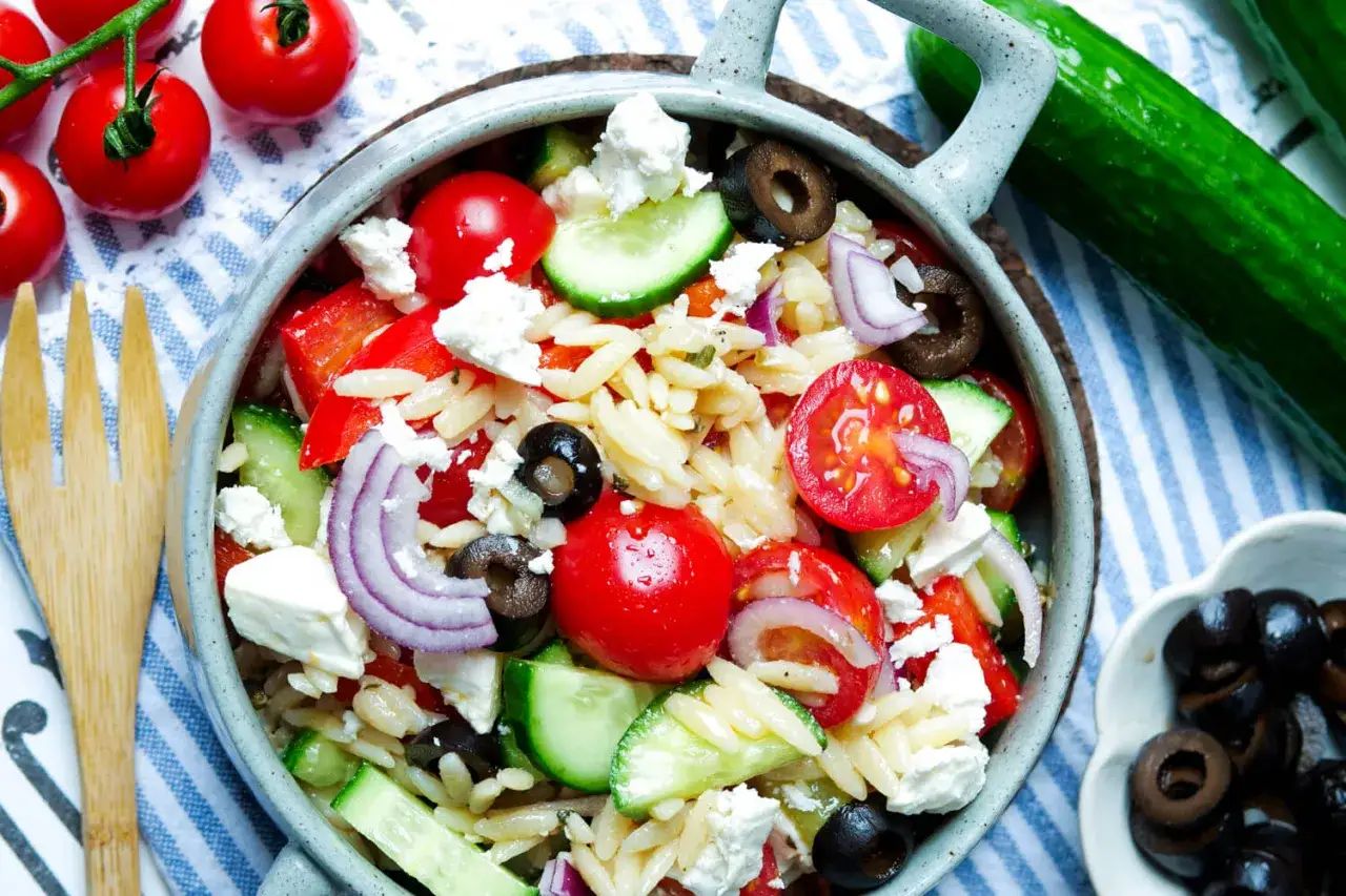 Frischer Kritharaki Salat mit Tomaten, Gurken, Oliven, roter Zwiebel und Feta. Ein leichter Genuss!