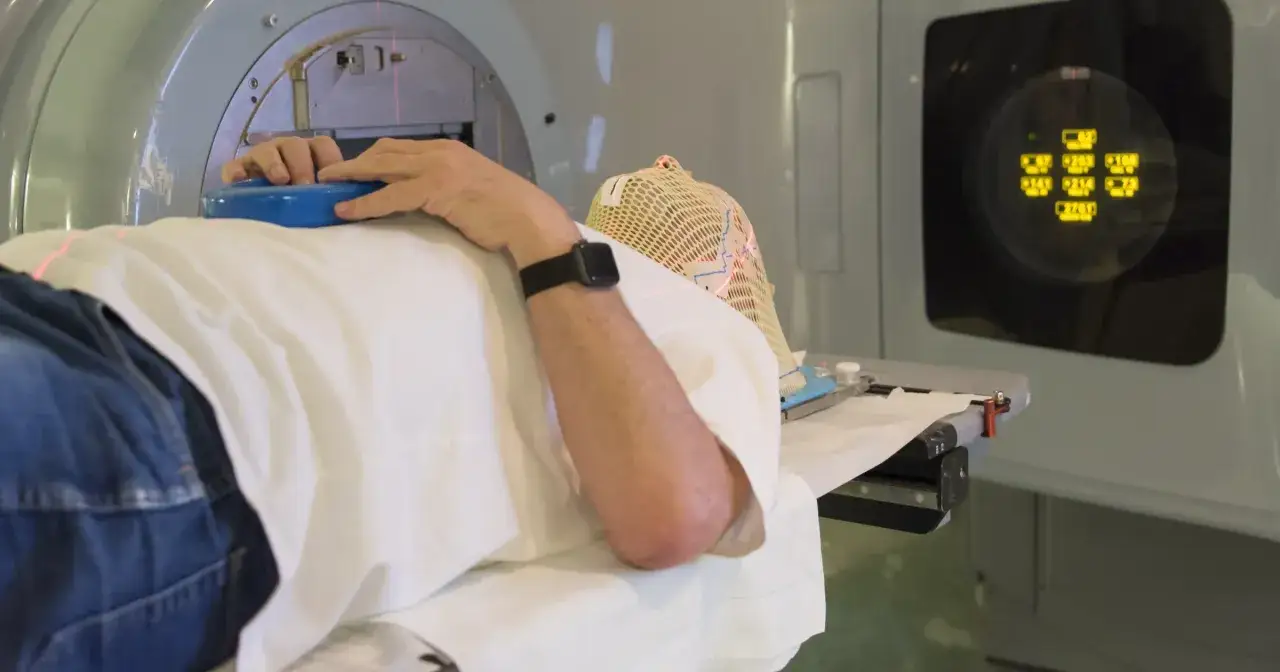 Pacjent z maską termoplastyczną na głowie poddawany radioterapii. Rokowania dla nieoperacyjnego guza mózgu są trudne, ale leczenie daje nadzieję.