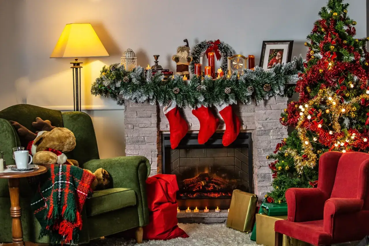 Acogedora sala con chimenea, &aacute;rbol de Navidad y sillones. Una decoraci&oacute;n navide&ntilde;a sostenible que invita a la calidez del hogar.