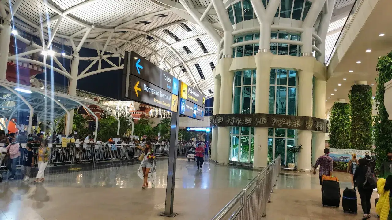 Wielu podróżnych czeka na lotnisku, zastanawiając się, ile się leci na Bali.