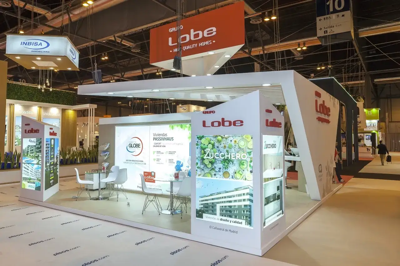 Expositor de viviendas de dise&ntilde;o y calidad en una feria comercial. Destacan los logos de 