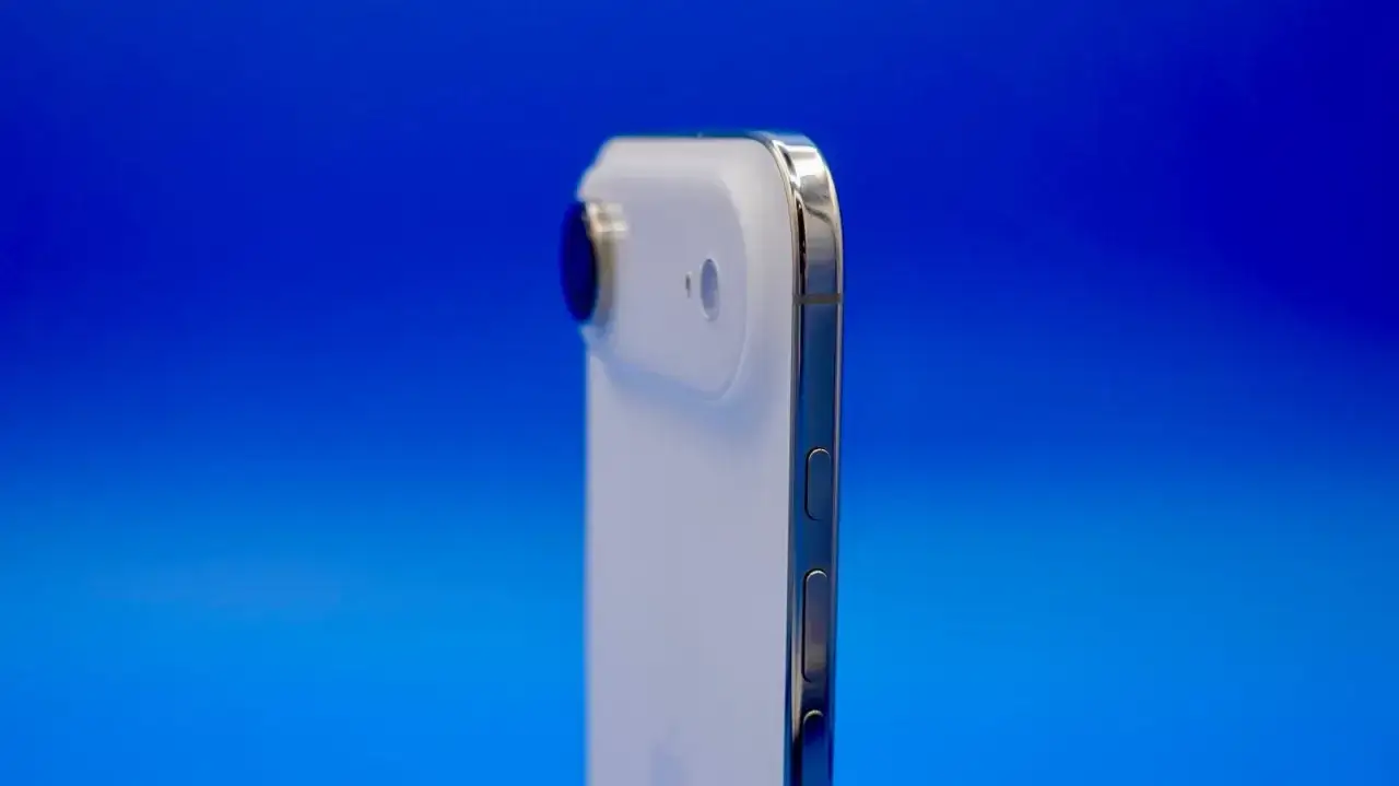 Biały iPhone 17 Air z metalową ramką, widok z boku na aparat i przyciski.