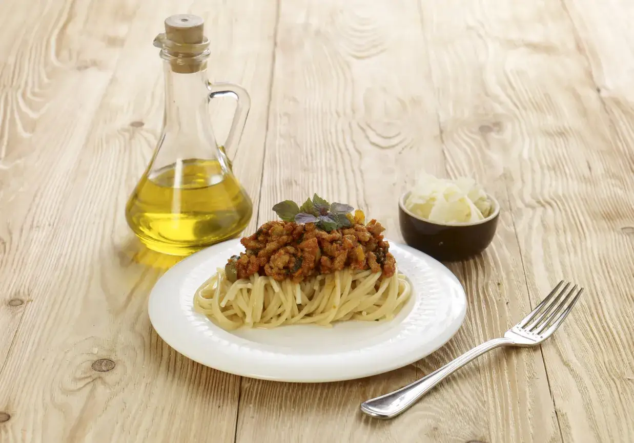 spaghetti z selerem naciowym podane z parmezanem i bazylią