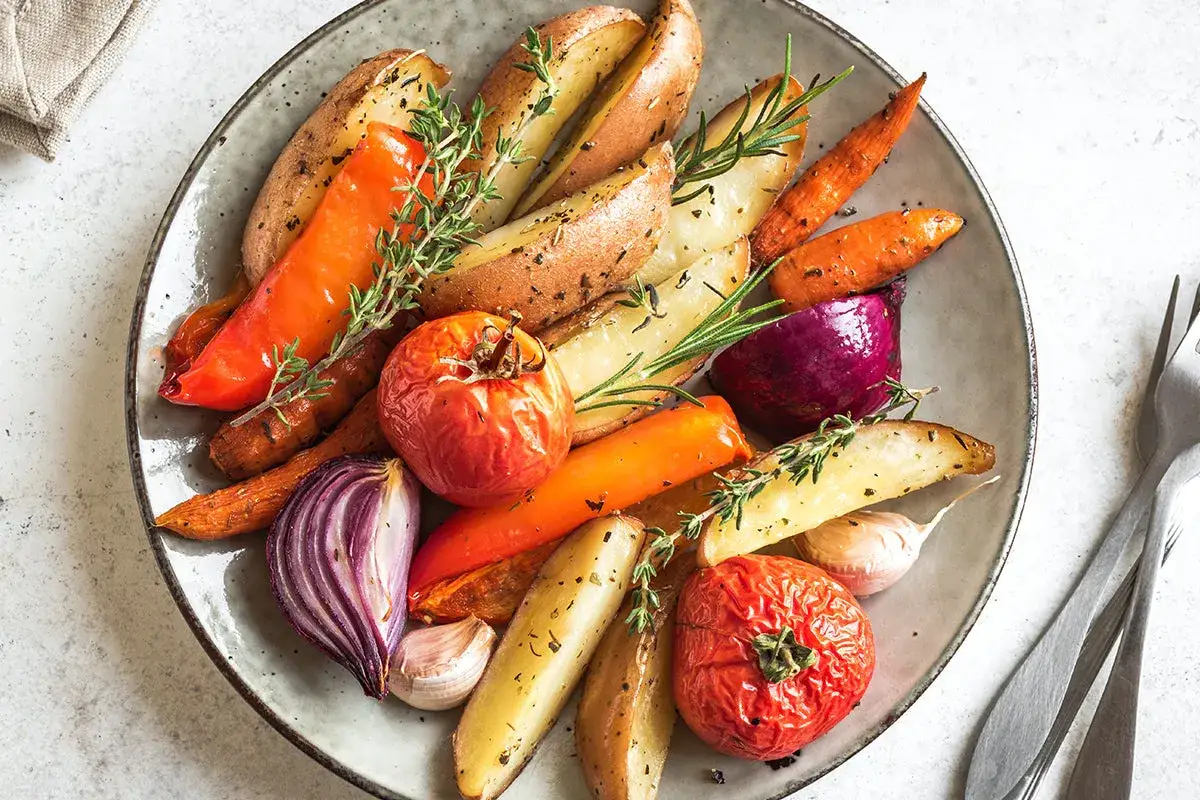 Buntes Ofengemüse aus dem Airfryer: Kartoffelspalten, Karotten, Paprika, Tomaten, Zwiebeln & Knoblauch. So ist Airfryer gesund!