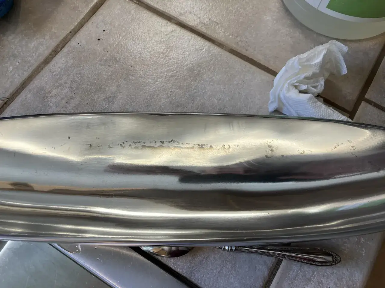Taches sur un plat en aluminium brossé. Comment nettoyer de l'aluminium brossé pour lui redonner son éclat.