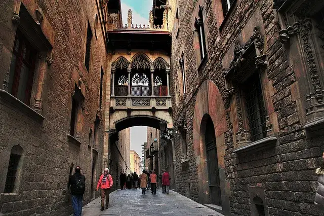Wąskie, historyczne uliczki Barri G&ograve;tic w Barcelonie