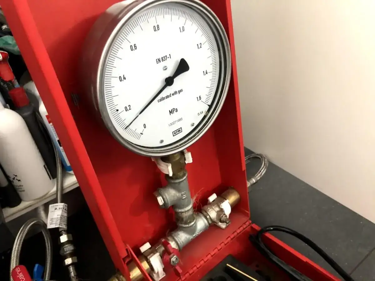 Manometr wskazuje ciśnienie podczas pr&oacute;by szczelności instalacji gazowej powietrzem.