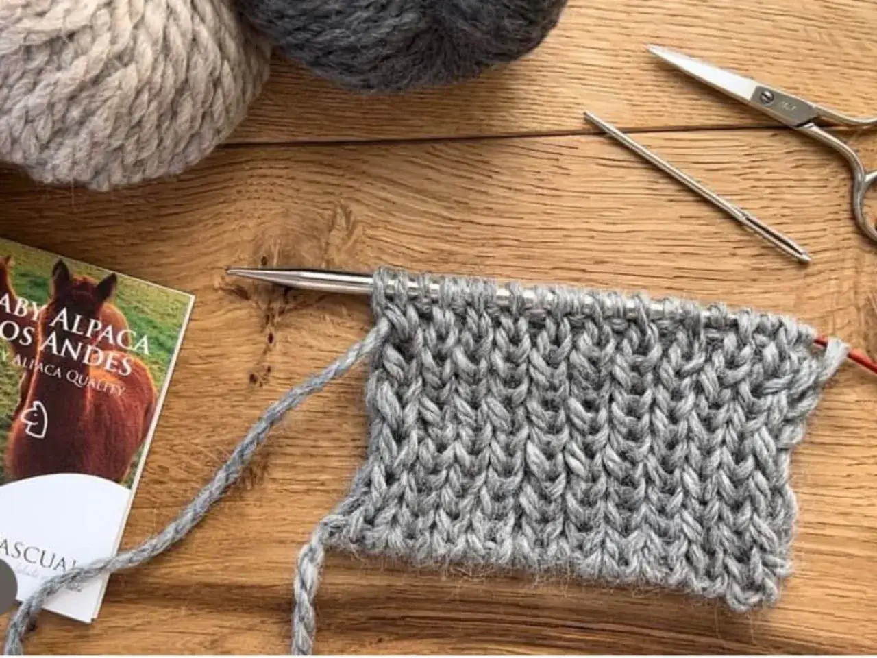 verschiedene Wollarten und Stricknadeln