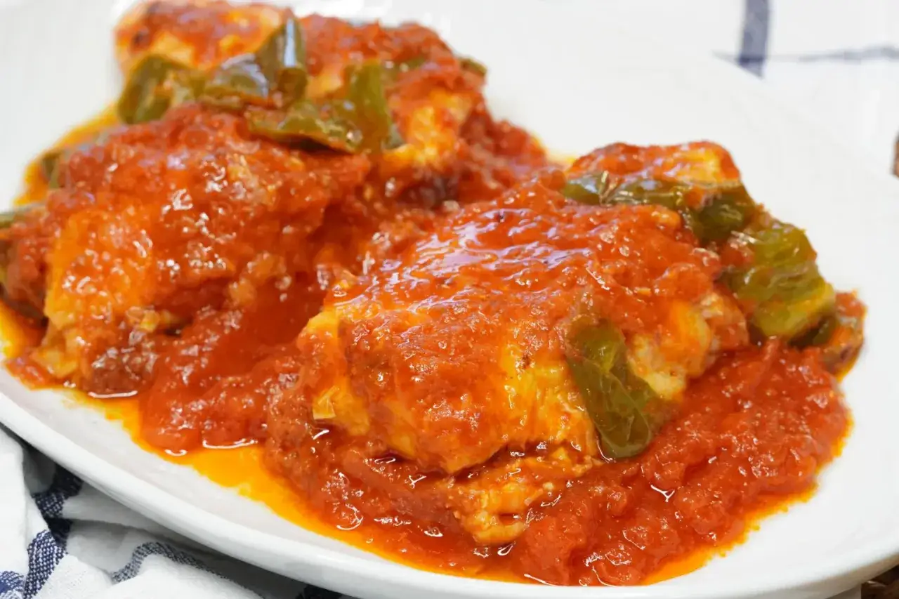 Bacalao con tomate y pimientos verdes, un plato casero lleno de sabor.