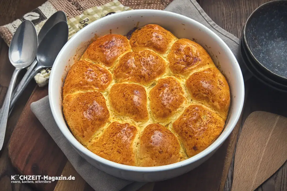 Frisch gebackene Buchteln im Auflaufform, goldbraun und duftend. Ein k&ouml;stliches Rezept f&uuml;r s&uuml;&szlig;e Momente.
