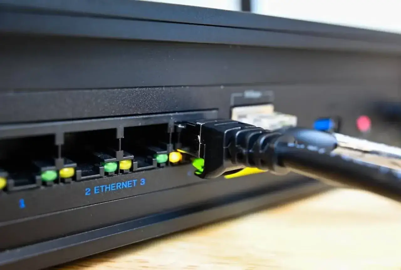 Podłączony kabel Ethernet do routera. Dowiedz się, jak przyspieszyć ethernet, aby uzyskać szybsze połączenie.