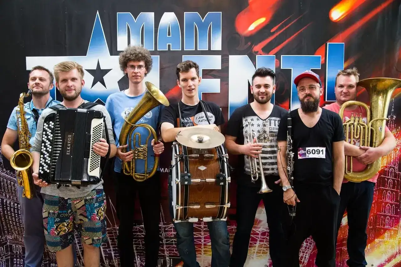 Bum bum orkiestar z saksofonem, akordeonem, tubą, bębnem i trąbką gotowy na scenę Mam Talent!