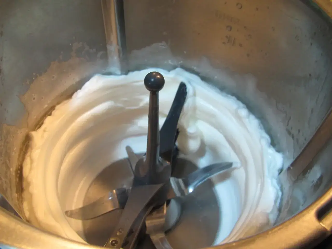 Montar claras en Thermomix para un merengue perfecto. La mezcla cremosa y blanca se arremolina alrededor de las cuchillas.