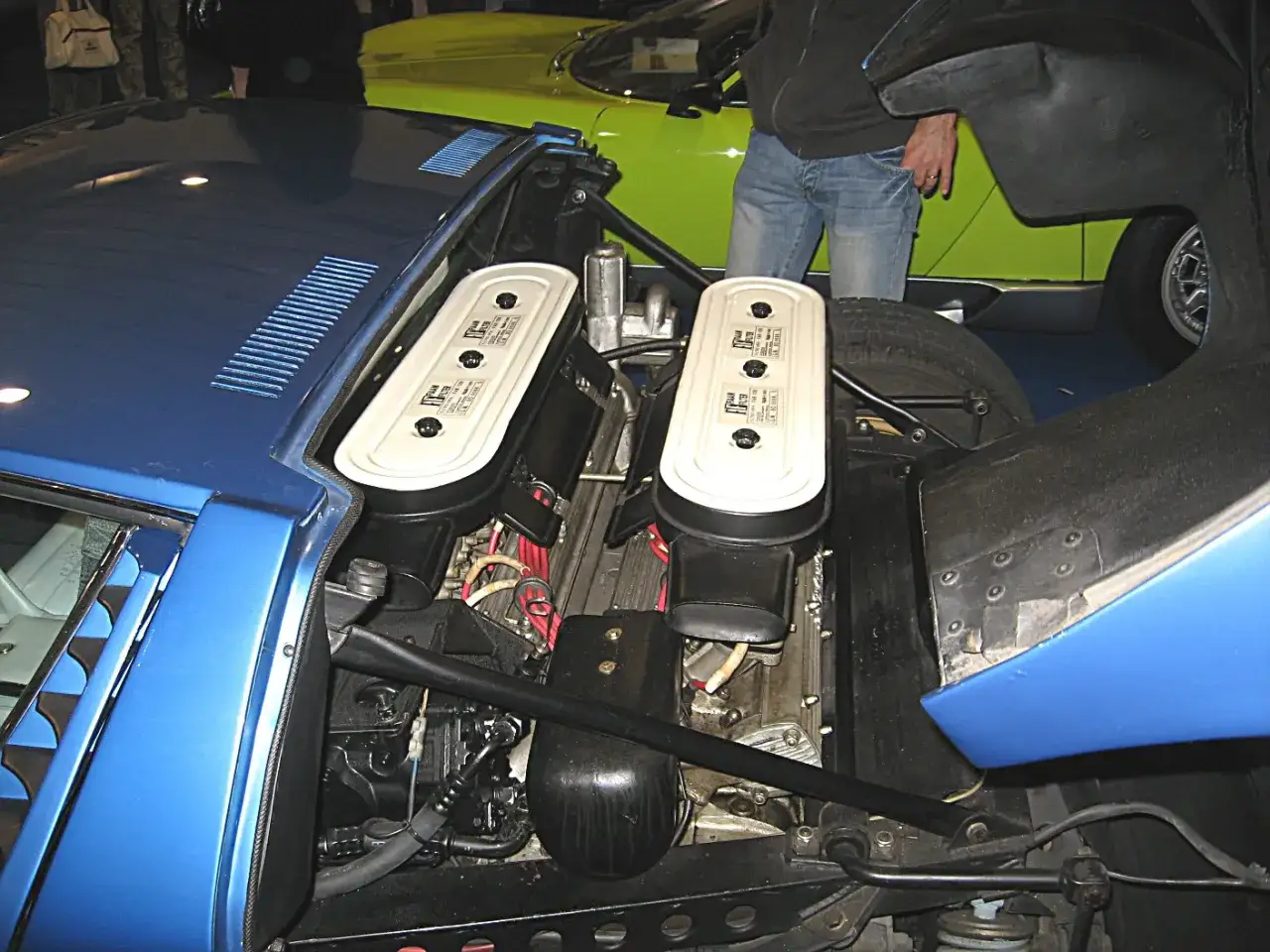 Der V12-Motor des Lamborghini Miura, mit seinen charakteristischen wei&szlig;en Luftfiltern, ist offen zur Schau gestellt.