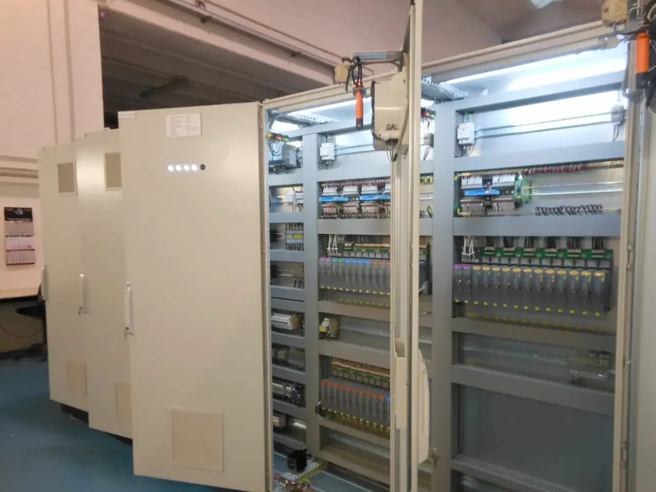 Armadio elettrico aperto, con moduli PLC e cablaggi ordinati. Pronto per il suo plc lavoro.