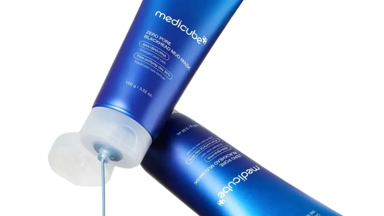 Tv&aring; bl&aring; tuber med Medicube Zero Pore Blackhead Mud Mask. En tub har en &ouml;ppnad kork d&auml;r masken droppar ut, perfekt f&ouml;r extremt oljig hy.