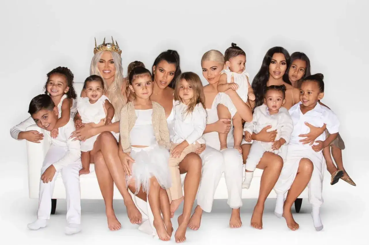 Rodzina Kardashianów w komplecie! Kim Kardashian i jej siostry z gromadką uroczych dzieci, wszyscy w białych strojach.
