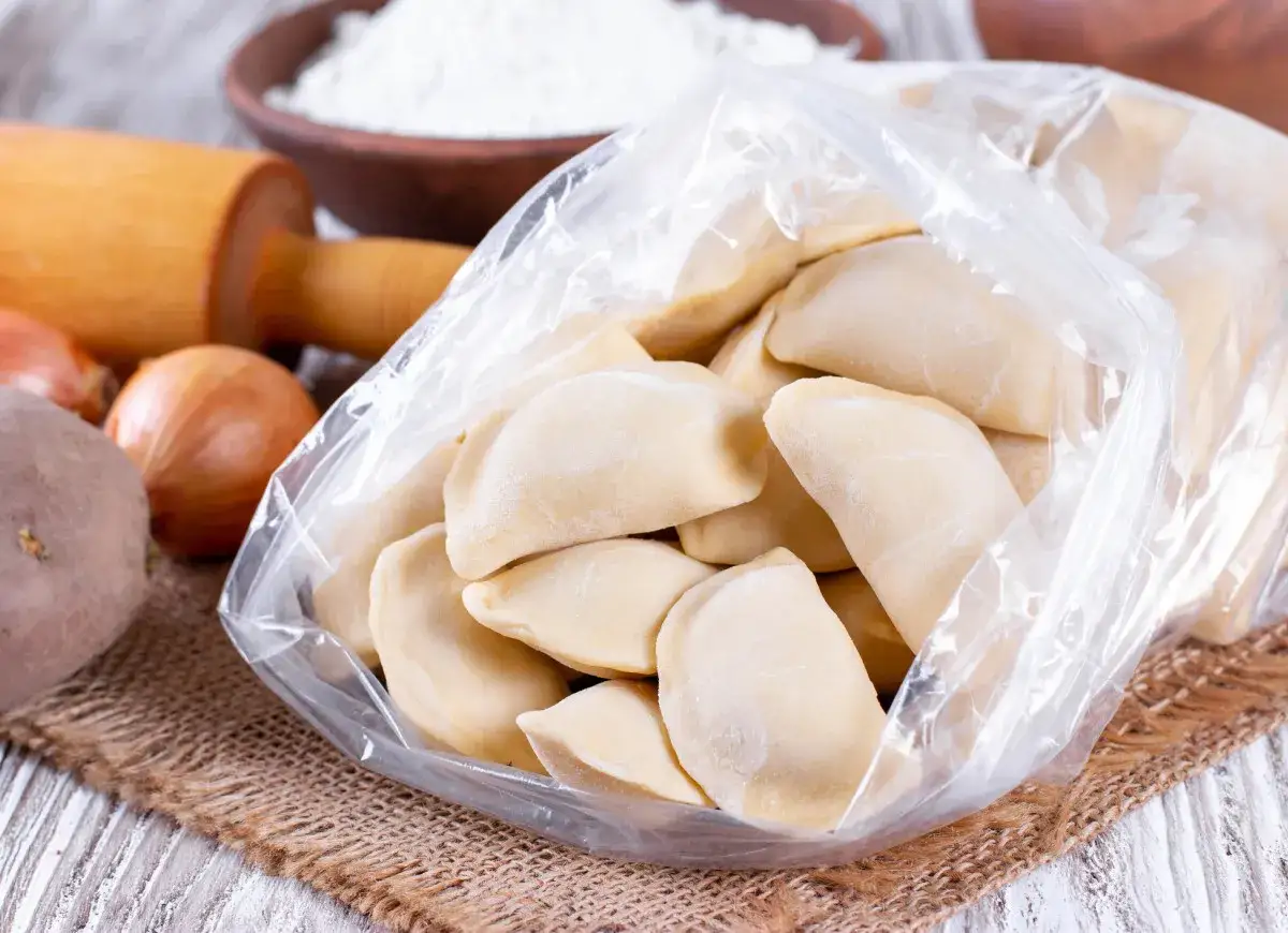 Zamrożone surowe ciasto na pierogi w woreczku