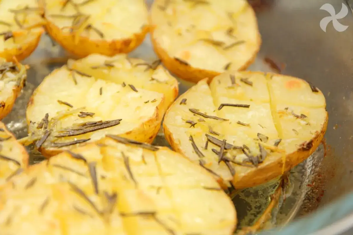 Papas al horno con romero, una de las mejores papas al horno recetas. Doradas y crujientes.