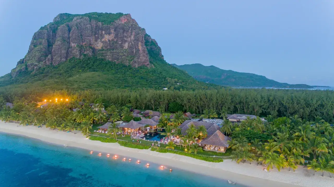 Piękny kurort na Mauritiusie z widokiem na górę Le Morne. Idealne miejsce, gdy jechać Mauritius atrakcje, by cieszyć się rajskimi widokami i luksusem.
