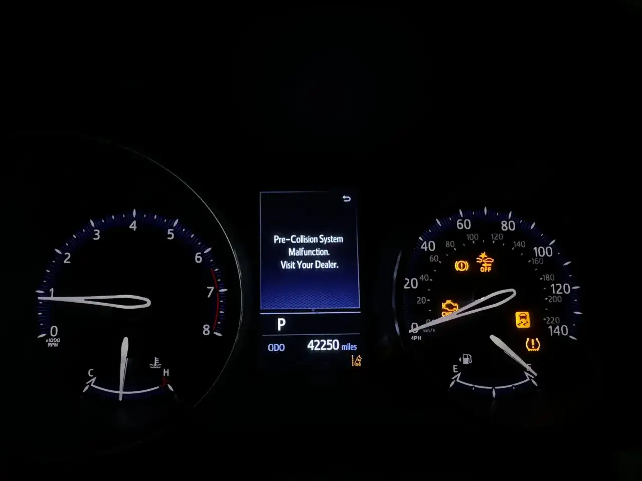Toyota CHR-problem: Varning f&ouml;r fel p&aring; kollisionsskyddssystemet. Bes&ouml;k din &aring;terf&ouml;rs&auml;ljare. Flera varningslampor lyser.