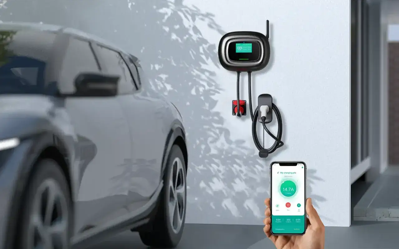 En elbil laddas vid en laddstation. En mobil visar laddningsinformation. Hur l&aring;ng tid tar det att ladda en elbil 22kw?