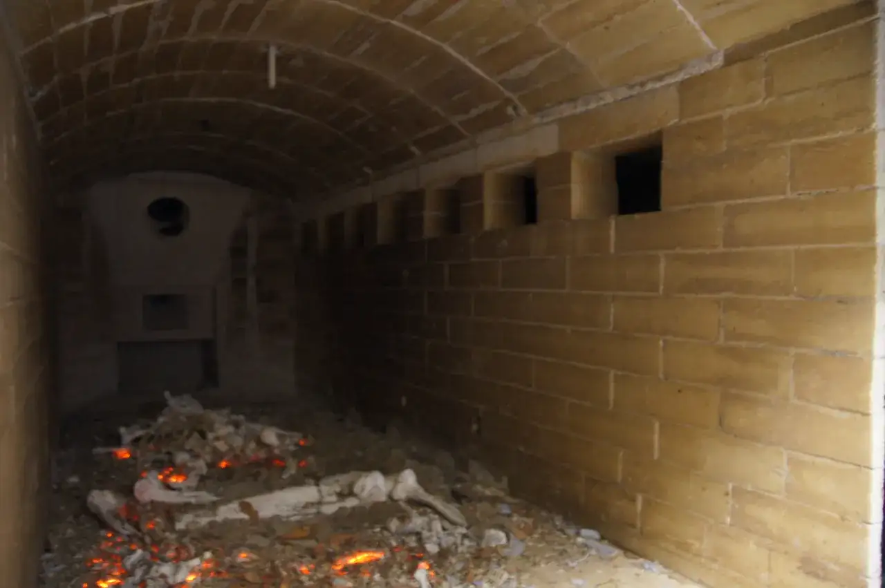 Wnętrze krematorium z paleniskiem i ludzkimi prochami. Waga ludzkich prochów jest niewielka.