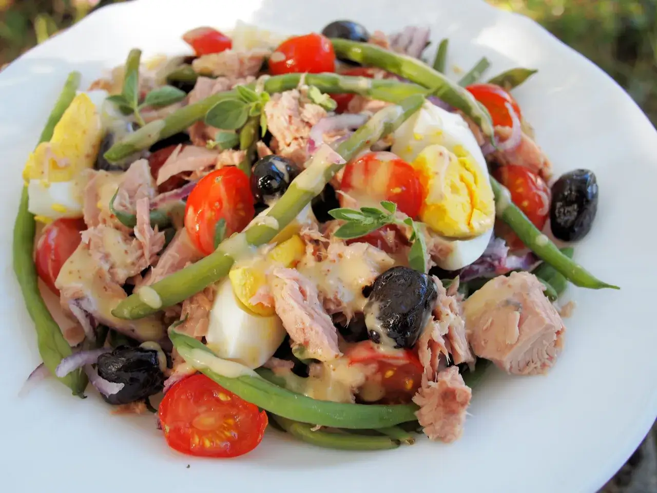 En fr&auml;sch tonfisksallad med gr&ouml;na b&ouml;nor, &auml;gg, tomater och oliver. Ett perfekt 5:2 recept f&ouml;r en l&auml;tt lunch.