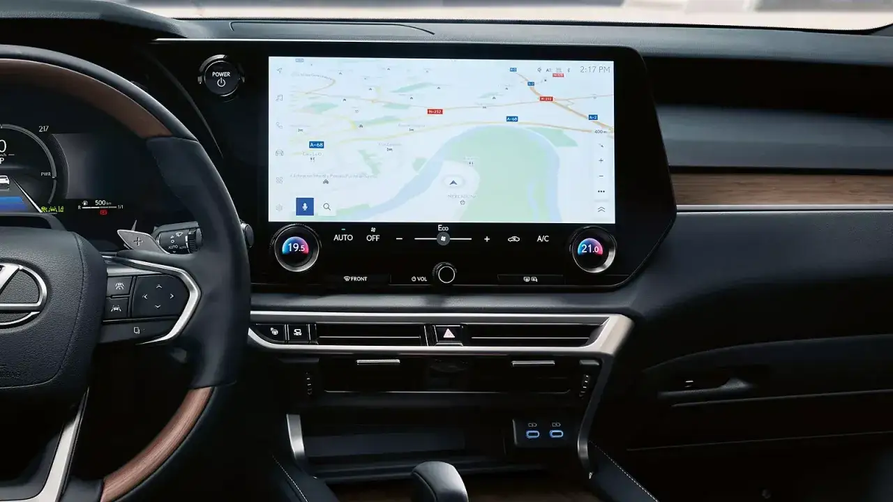 Wnętrze Lexus RX 400h z ekranem nawigacji, kierownicą i panelami sterowania.