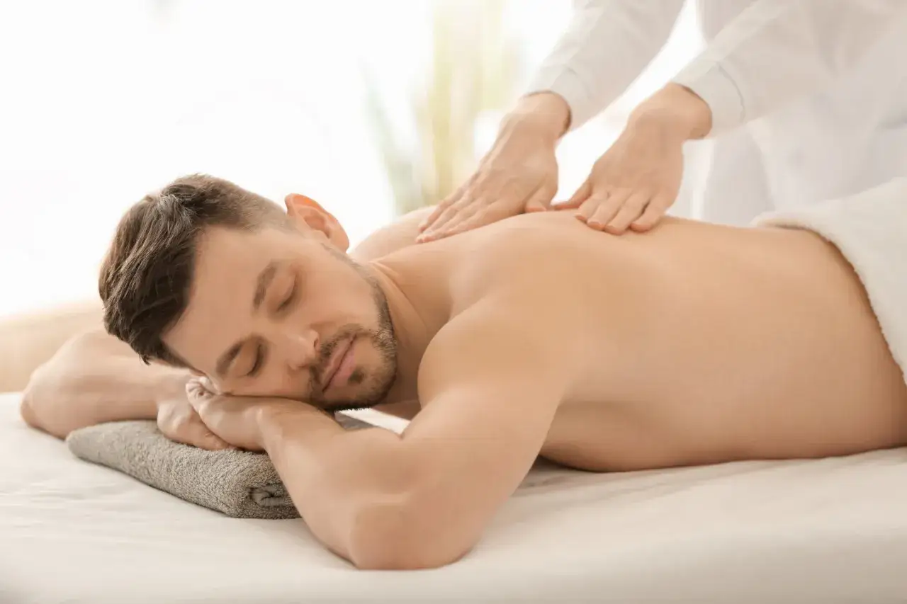 Mężczyzna relaksujący się w nowoczesnym SPA