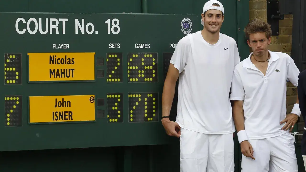 Tenisiści Nicolas Mahut i John Isner przy tablicy wynik&oacute;w. Ich mecz trwał najdłużej w historii tenisa.
