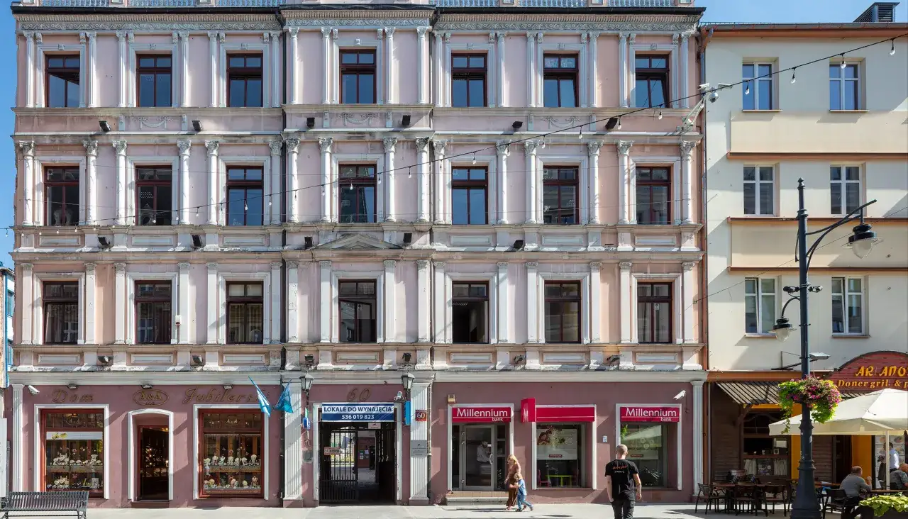 Kamienica przy ul. Piotrkowskiej 61 w Łodzi. Na parterze sklepy jubilerskie i bank. Platforma Obywatelska ma tu swoje biuro.