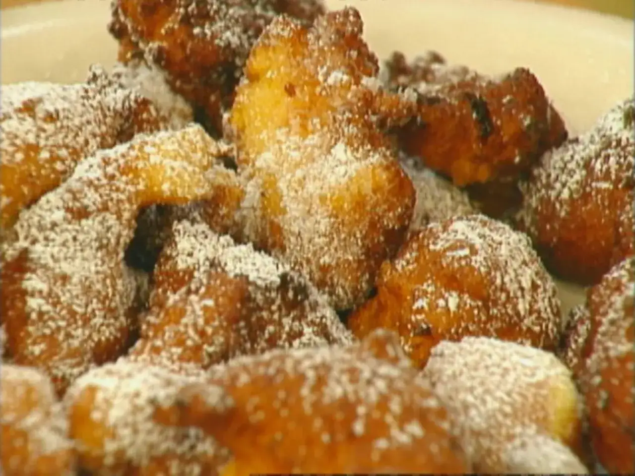 Goldbraune, knusprige Mutzen, best&auml;ubt mit Puderzucker. Ein k&ouml;stliches original Mutzen Rezept f&uuml;r den Genuss.