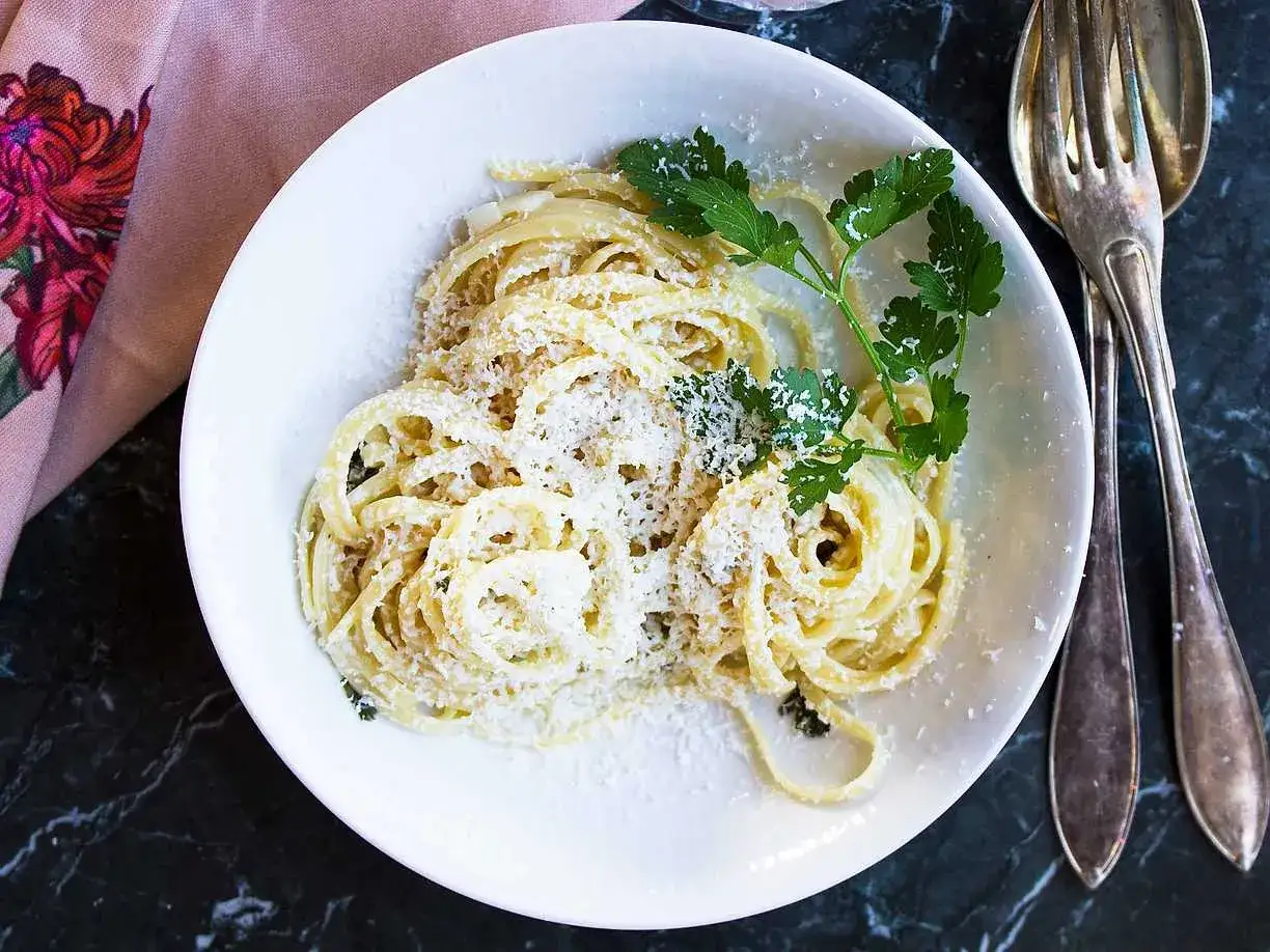 En krämig portion pasta, perfekt till ett glas vin till vodkapasta. Garnerad med färsk persilja och rikligt med parmesanost.