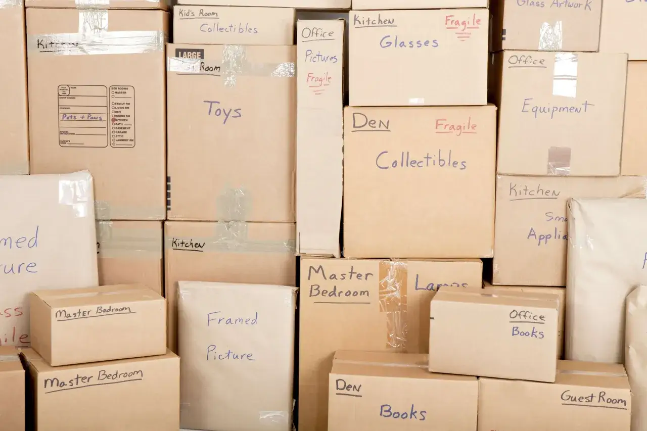 Pile de cartons étiquetés pour un déménagement rapide :