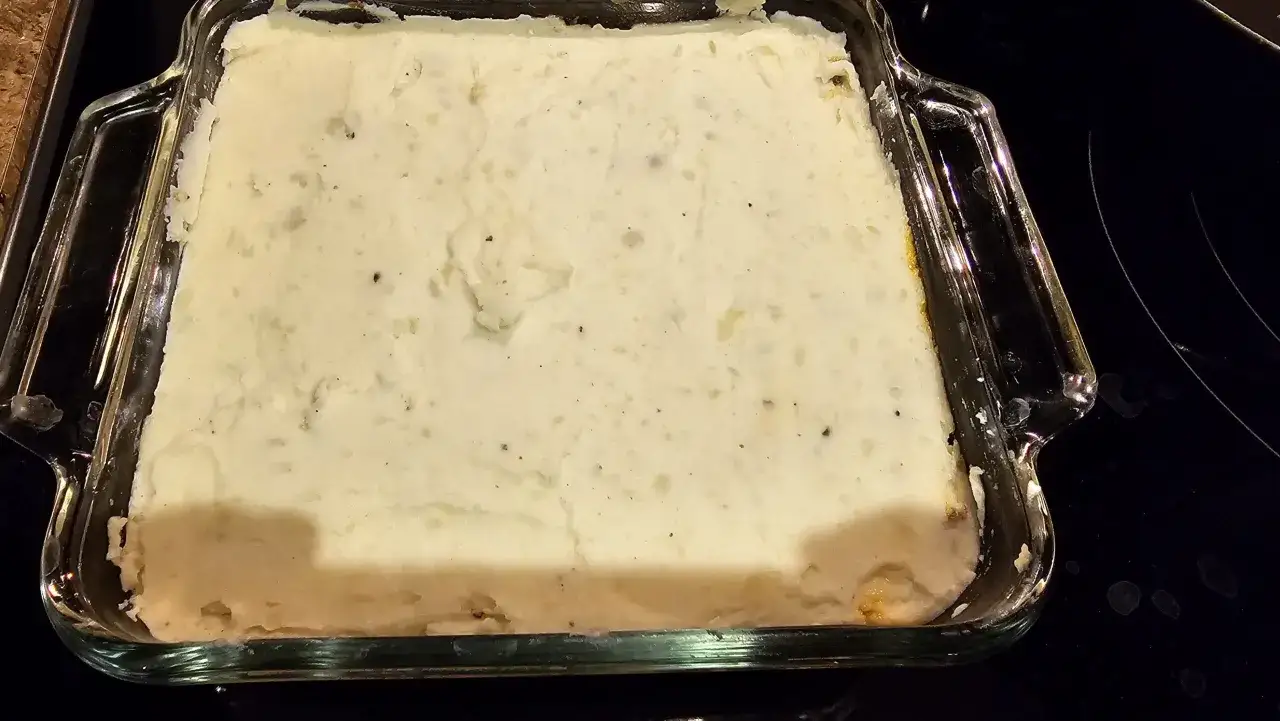 Hachis parmentier prêt pour la cuisson chaleur tournante. La purée de pommes de terre est bien lisse et prête à dorer.