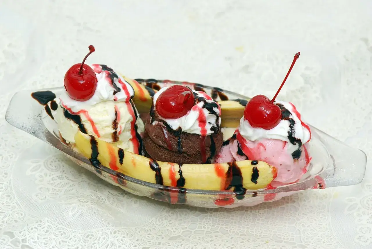 Ein klassisches Banana Split Eis mit drei Kugeln, Banane, Sahne, Kirschen und So&szlig;en.