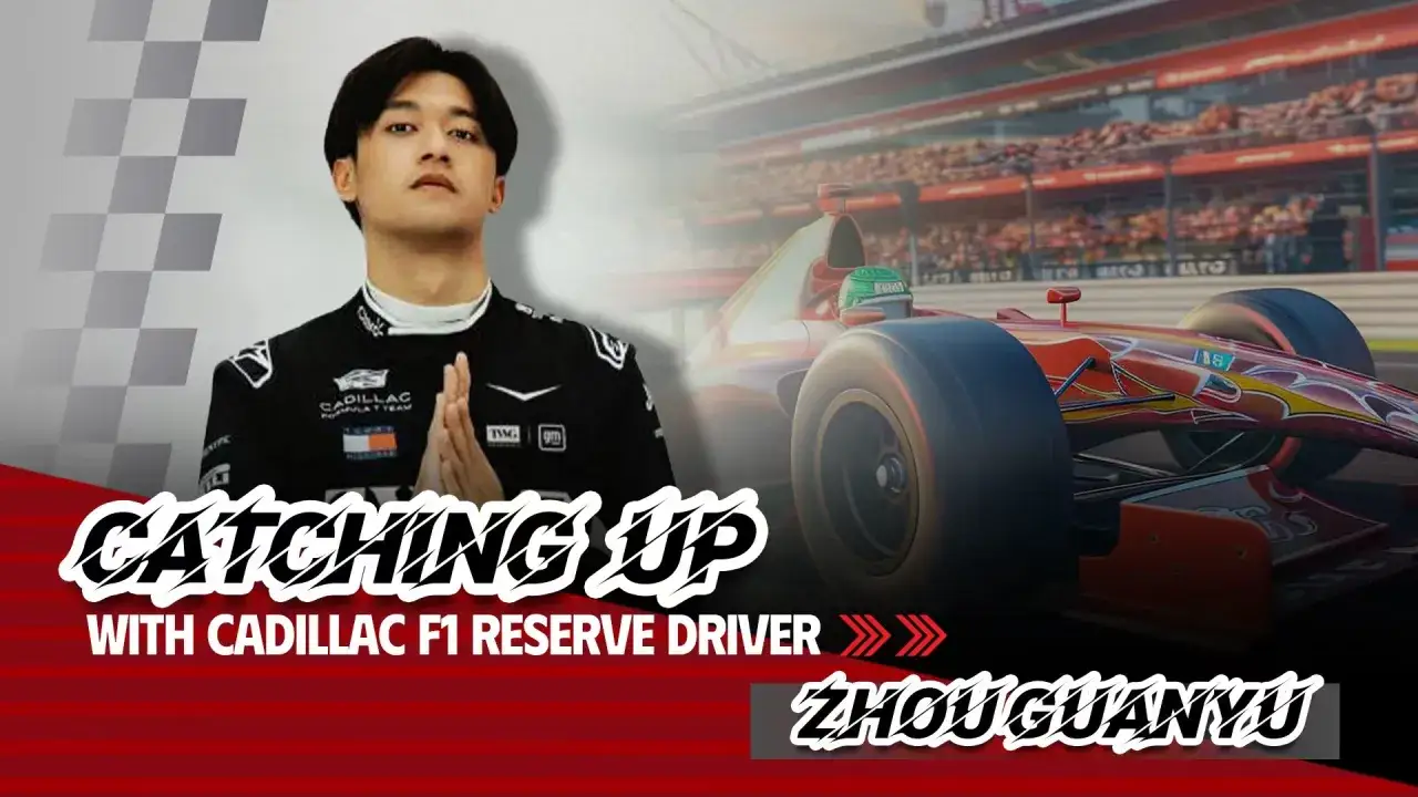 Zhou Guanyu, piloto reserva de Cadillac F1, posa con un coche de carreras rojo en un circuito.