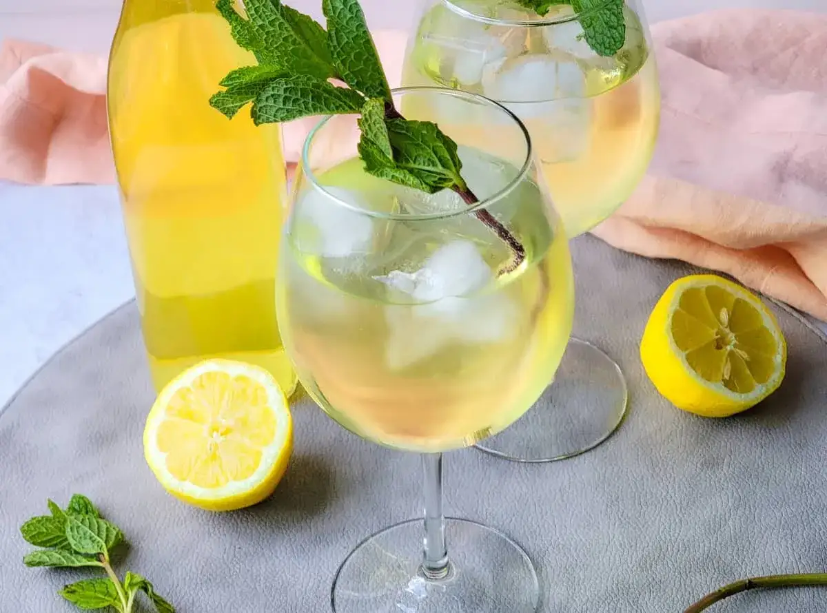 Orzeźwiający limoncello spritz z lodem i miętą, podany z cytryną. Idealny na letnie popołudnie.