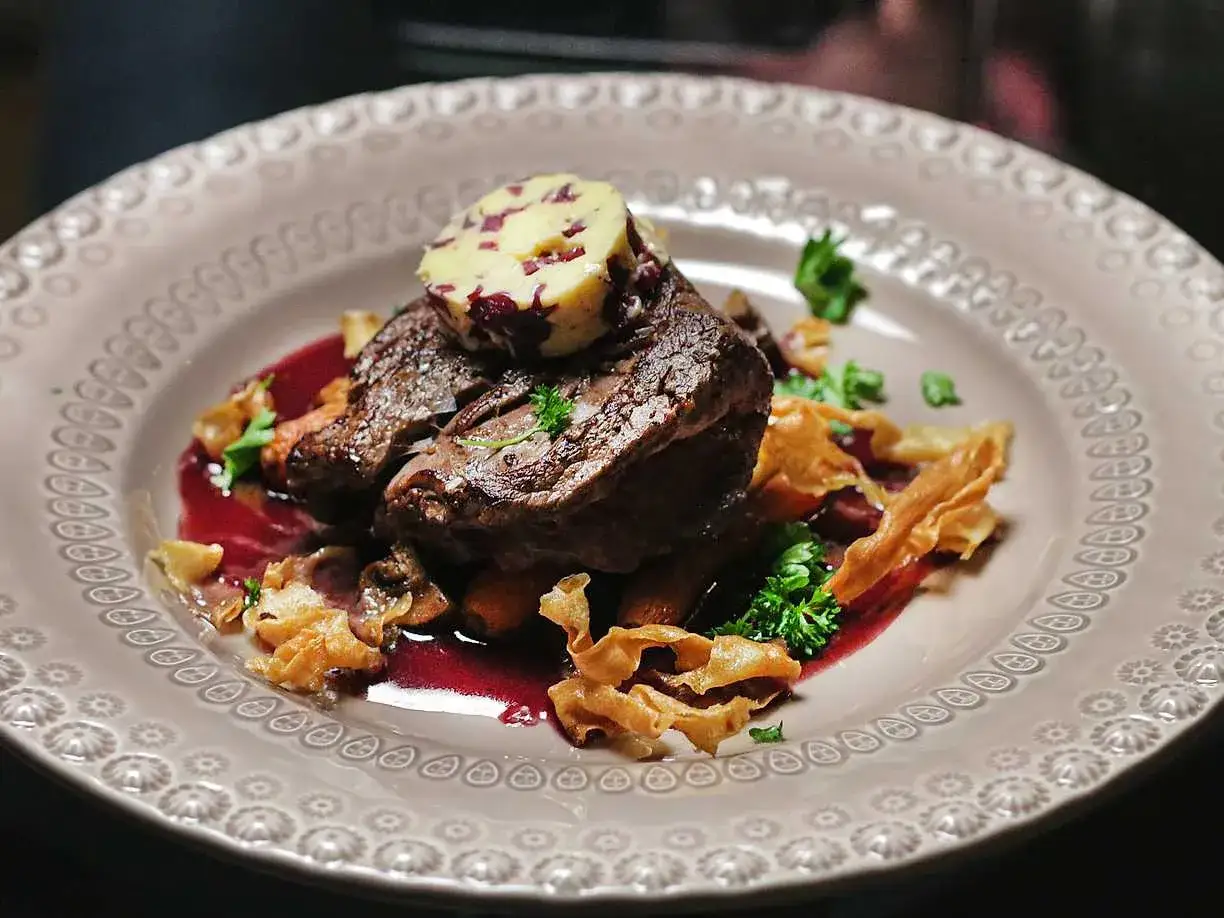 En l&auml;cker oxfil&eacute; med en sm&ouml;rklump toppad med r&ouml;da b&auml;r, serverad med krispiga gr&ouml;nsaker och en mustig s&aring;s. Ett perfekt oxfile recept f&ouml;r helgen.