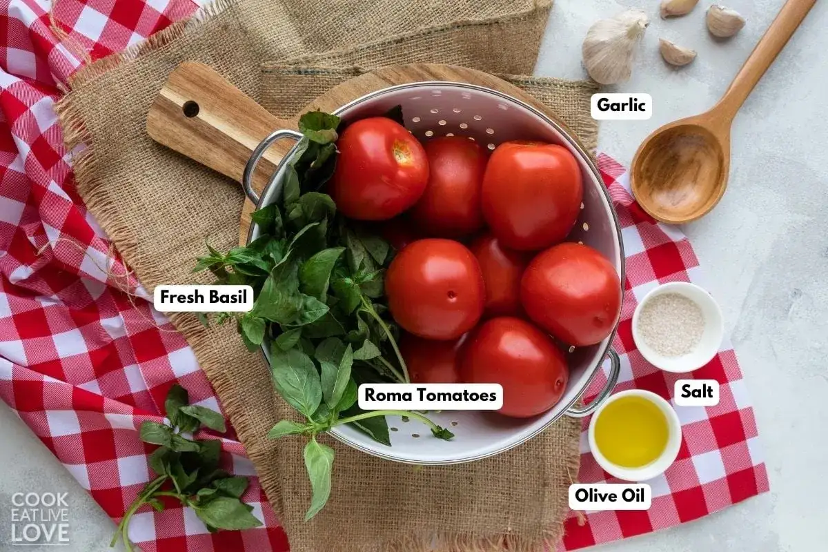 Ingr&eacute;dients pour une pizza tomate parfaite : tomates Roma, basilic frais, ail, huile d'olive et sel.